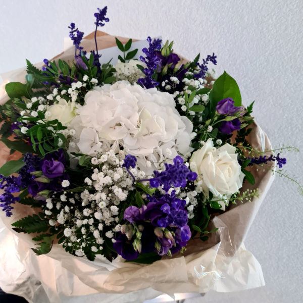 Bouquet rond blanc, bleu emballé