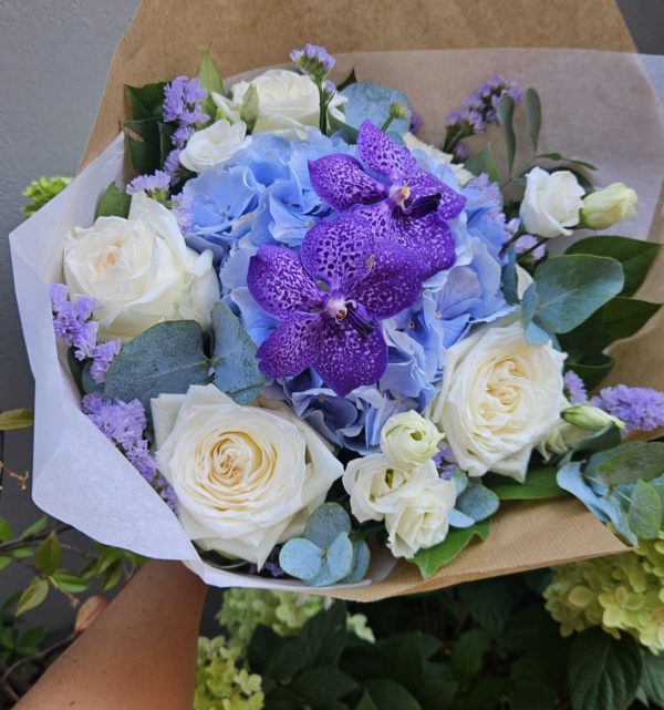 Bouquet rond pastel blanc, bleu, lilas