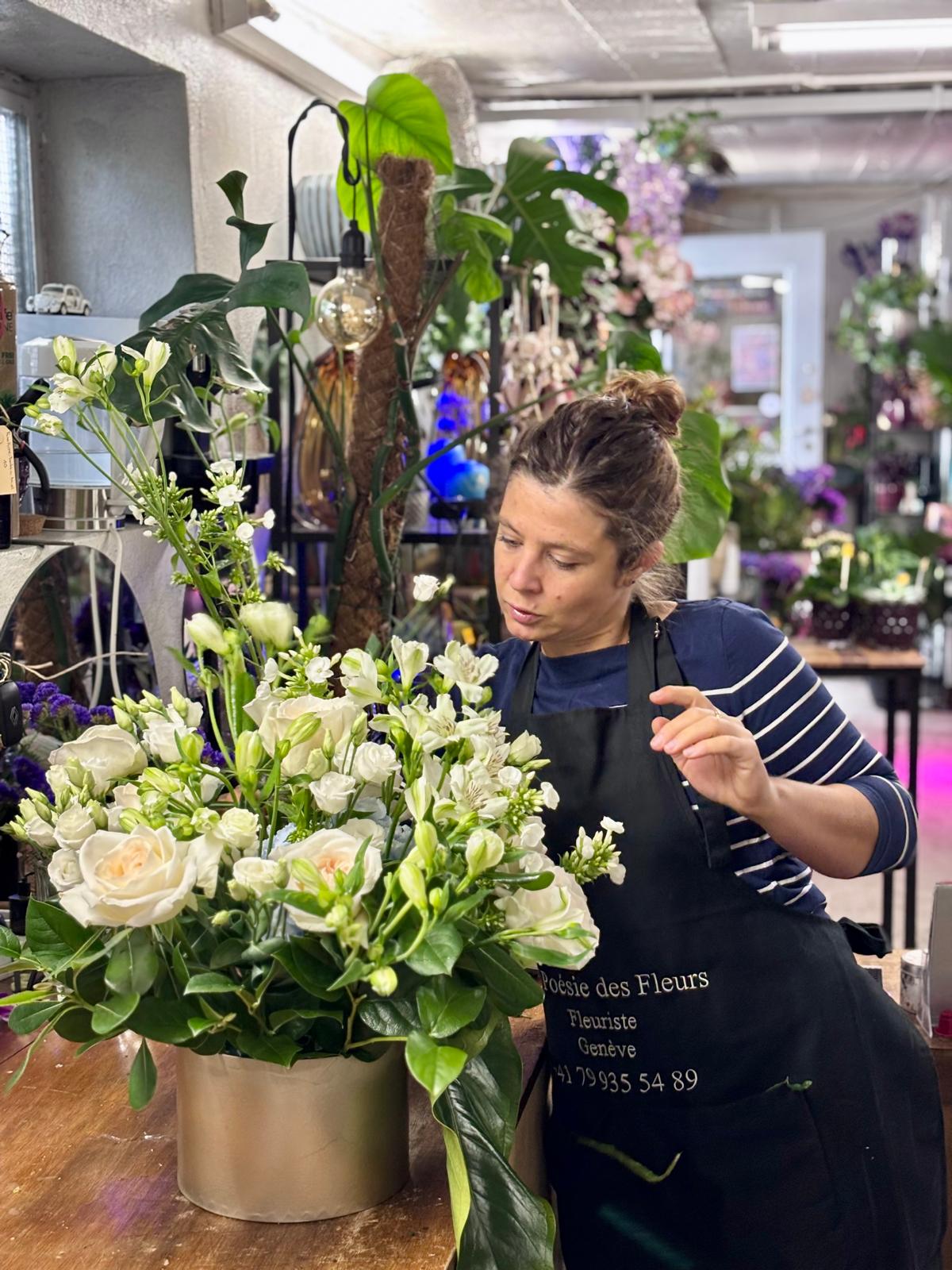 Angélique en train de composer un bouquet dans son atelier