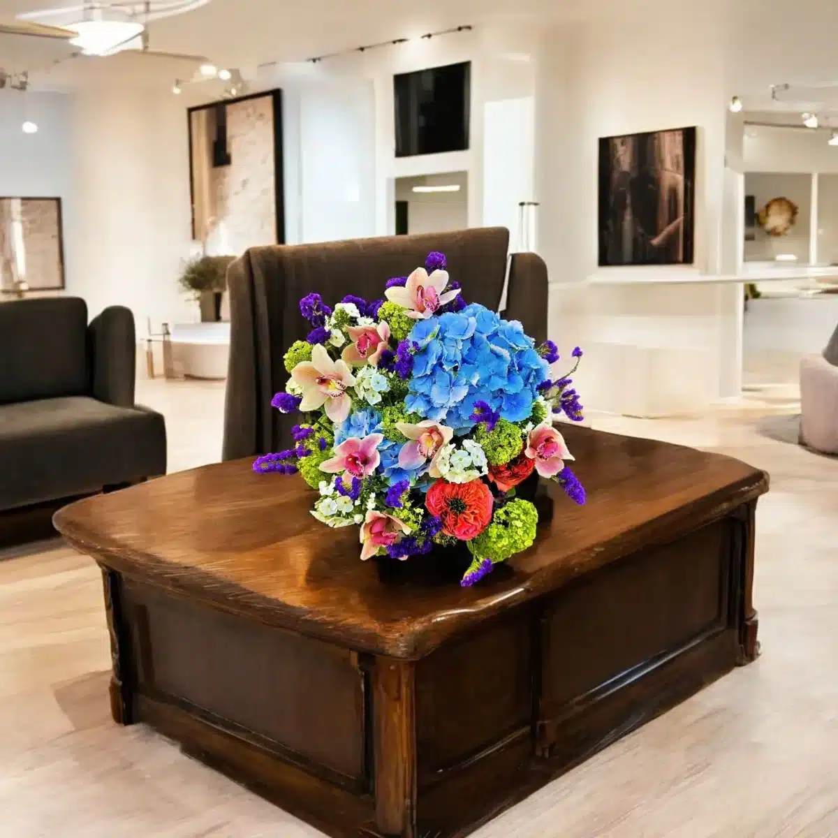 bouquet Genève avec cymbidiums roses, hortensias bleus, renoncules rouges et statice violet – Mélodie d'Équinoxe