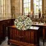 couronne de deuil Genève : roses pastel, marguerites et chrysanthèmes pour un hommage élégant