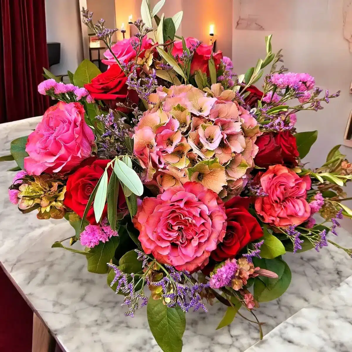 bouquet roses Genève Légende d'Aurore avec hortensia et limonium, composition romantique et colorée