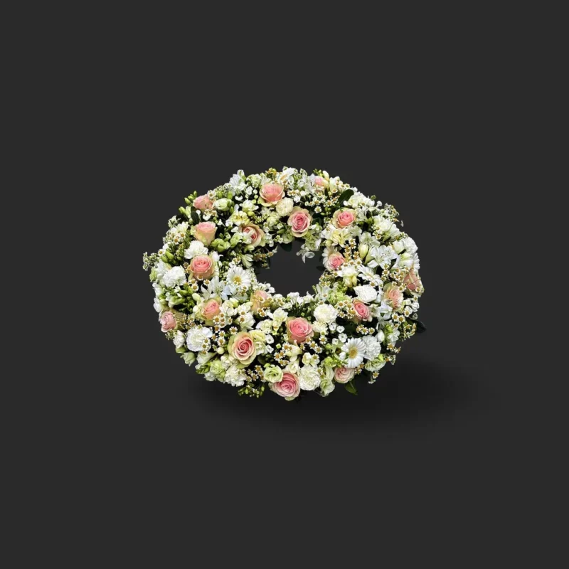 couronne de deuil Genève : roses pastel, marguerites et chrysanthèmes pour un hommage élégant