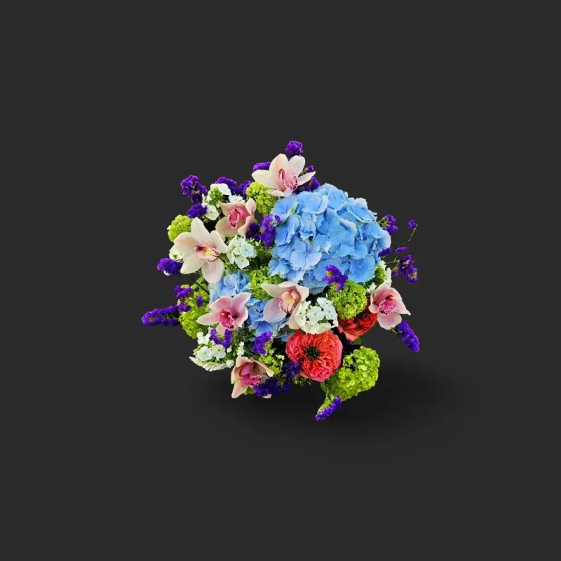 bouquet Genève avec cymbidiums roses, hortensias bleus, renoncules rouges et statice violet – Mélodie d'Équinoxe