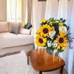 bouquet tournesols avec roses blanches et freesias - Radiance Champêtre, livraison à Genève