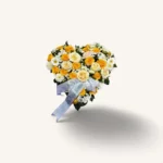 bouquet deuil Genève : cœur de roses jaunes et blanches, chrysanthèmes et gerberas avec ruban argenté
