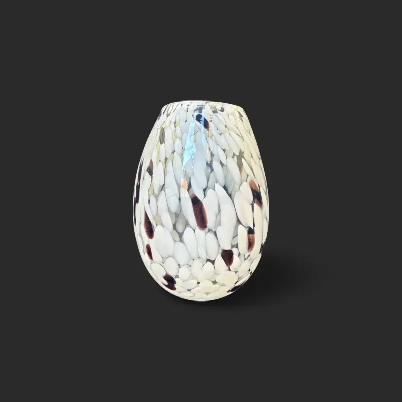 vase galets nocturnes Genève en verre moucheté blanc et brun, silhouette ovoïde, texture nacrée