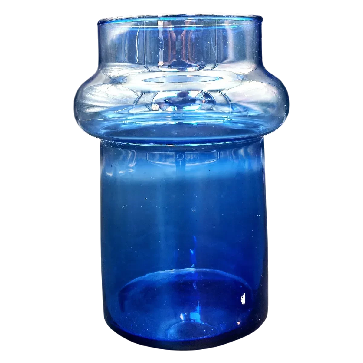 vase cobalt Genève en verre soufflé bleu translucide, cylindre élégant prêt à accueillir un bouquet poétique