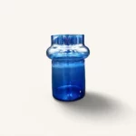 vase cobalt Genève en verre soufflé bleu translucide, cylindre élégant prêt à accueillir un bouquet poétique
