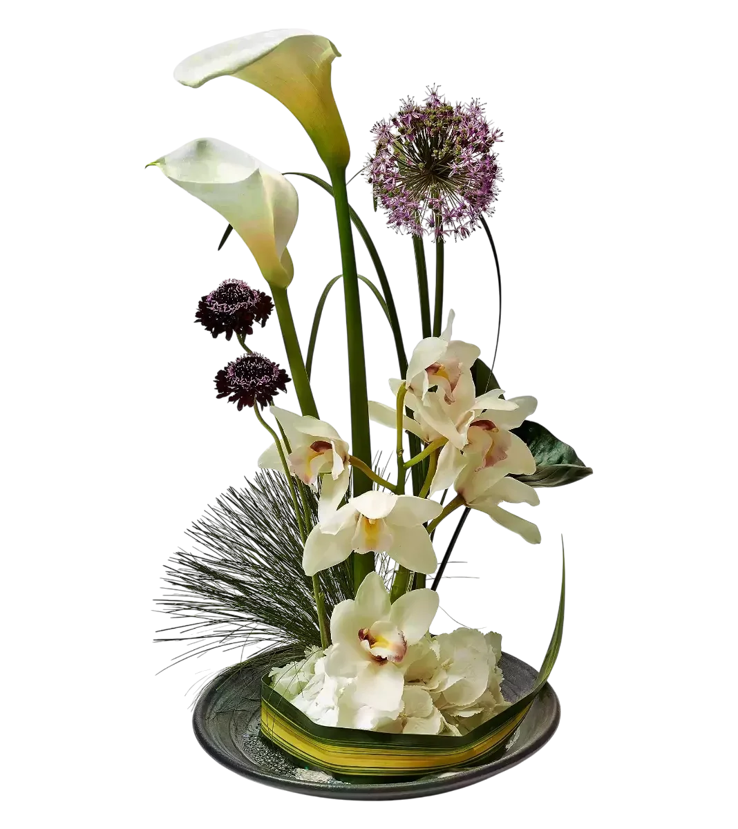 arrangement blanc Genève Porcelaine Zénithale avec callas, cymbidiums et hortensias sur base argentée