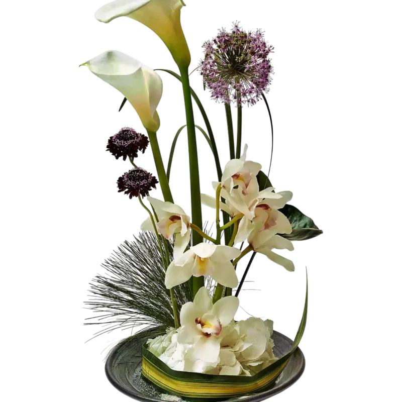 arrangement blanc Genève Porcelaine Zénithale avec callas, cymbidiums et hortensias sur base argentée