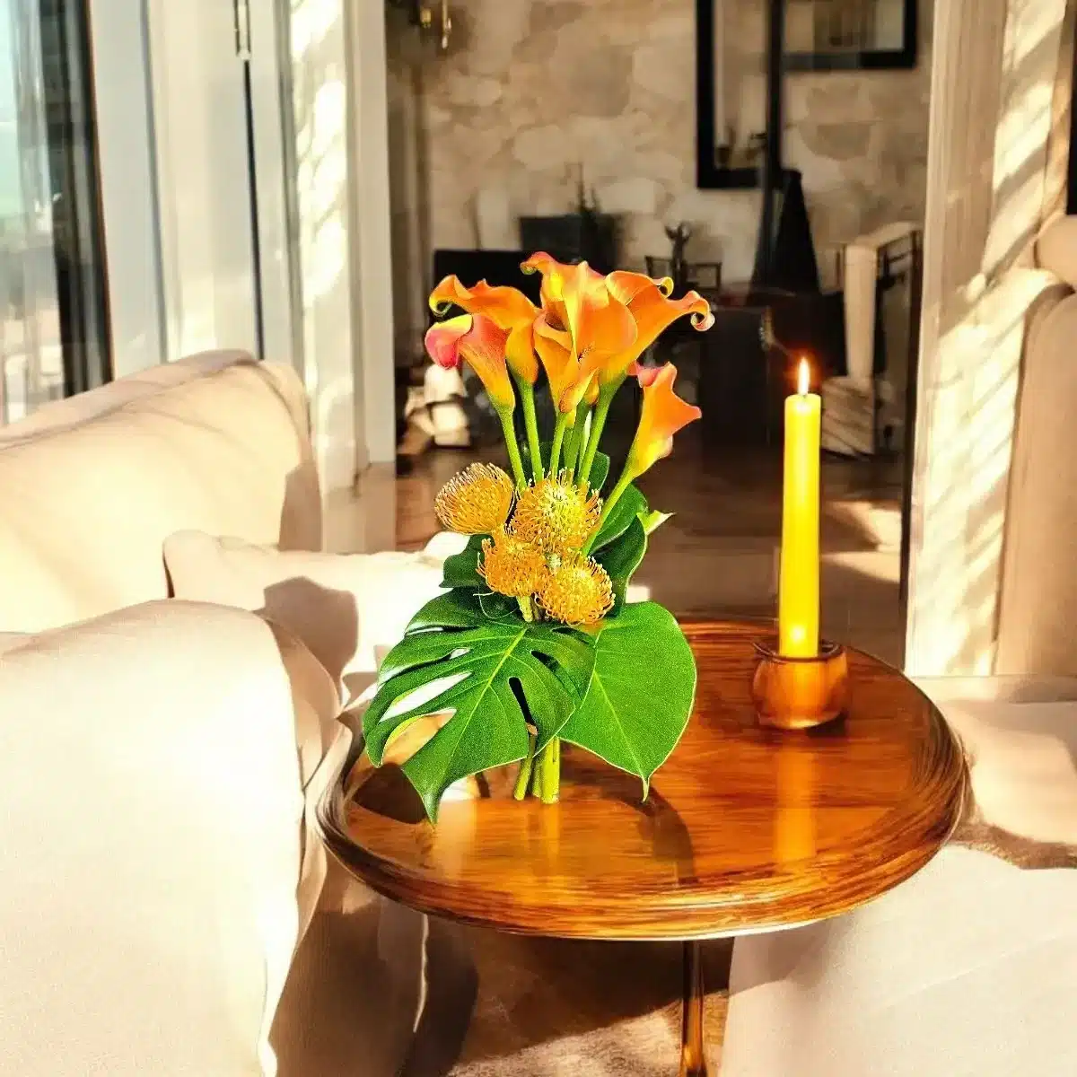 bouquet callas Genève : callas orangés, leucospermums et monstera, bouquet tropical élégant pour livraison à Genève