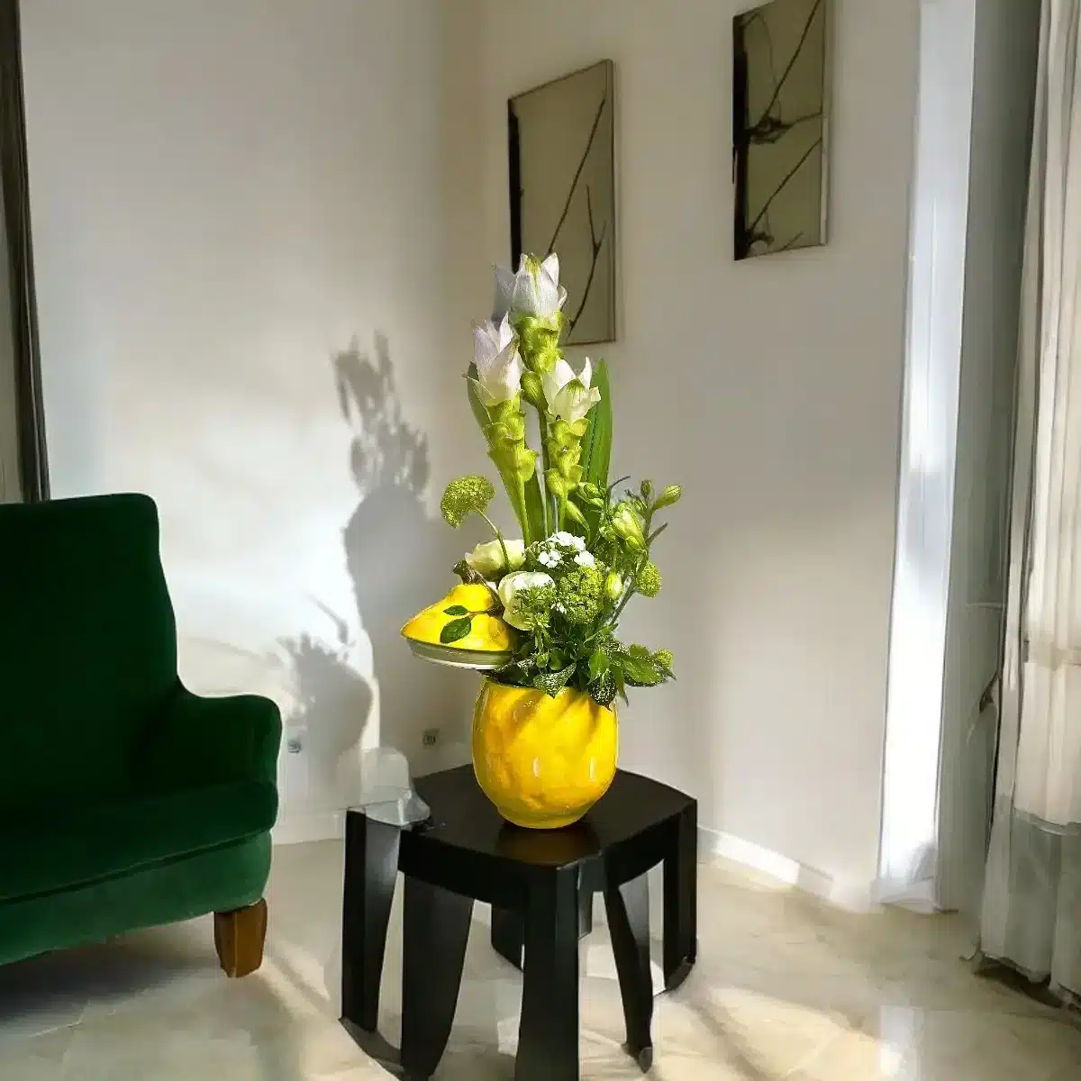 arrangement curcuma viburnum Genève dans vase jaune citron, composition estivale raffinée