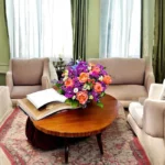 bouquet roses abricot Genève Éveil Prisme, orchidées fuchsia et lisianthus blancs, arrangement printanier luxueux