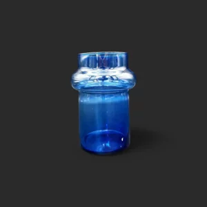 vase cobalt Genève en verre soufflé bleu translucide, cylindre élégant prêt à accueillir un bouquet poétique