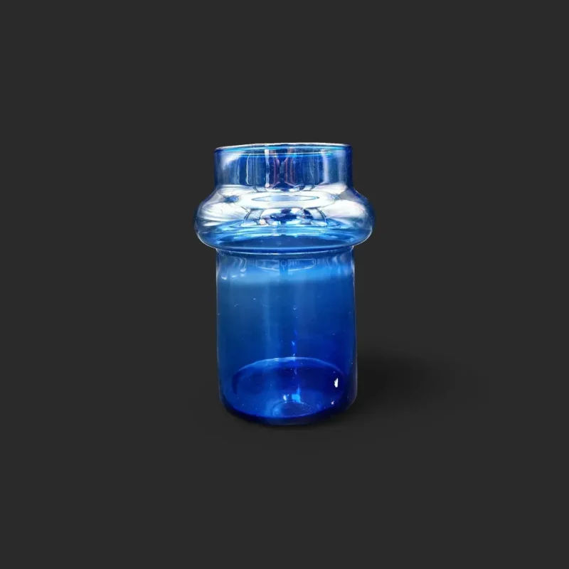 vase cobalt Genève en verre soufflé bleu translucide, cylindre élégant prêt à accueillir un bouquet poétique