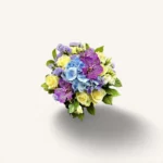 bouquet orchidée Genève — orchidées mauves, hortensias bleus et roses crème, composition pastel élégante