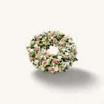 couronne de deuil Genève : roses pastel, marguerites et chrysanthèmes pour un hommage élégant