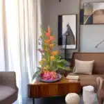 bouquet tropical Genève : héliconias corail, protéas et hortensia dans un arrangement contemporain