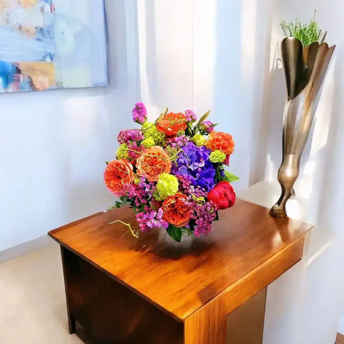 bouquet hortensias Genève : roses orangées, hortensias bleus et pivoines colorées, composition estivale