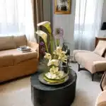 arrangement blanc Genève Porcelaine Zénithale avec callas, cymbidiums et hortensias sur base argentée