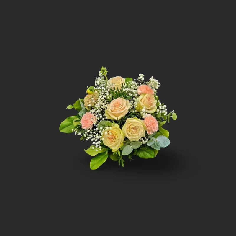 bouquet minuit pale geneve avec roses crème, oeillets pêche, gypsophile et sédum, composition pastel élégante
