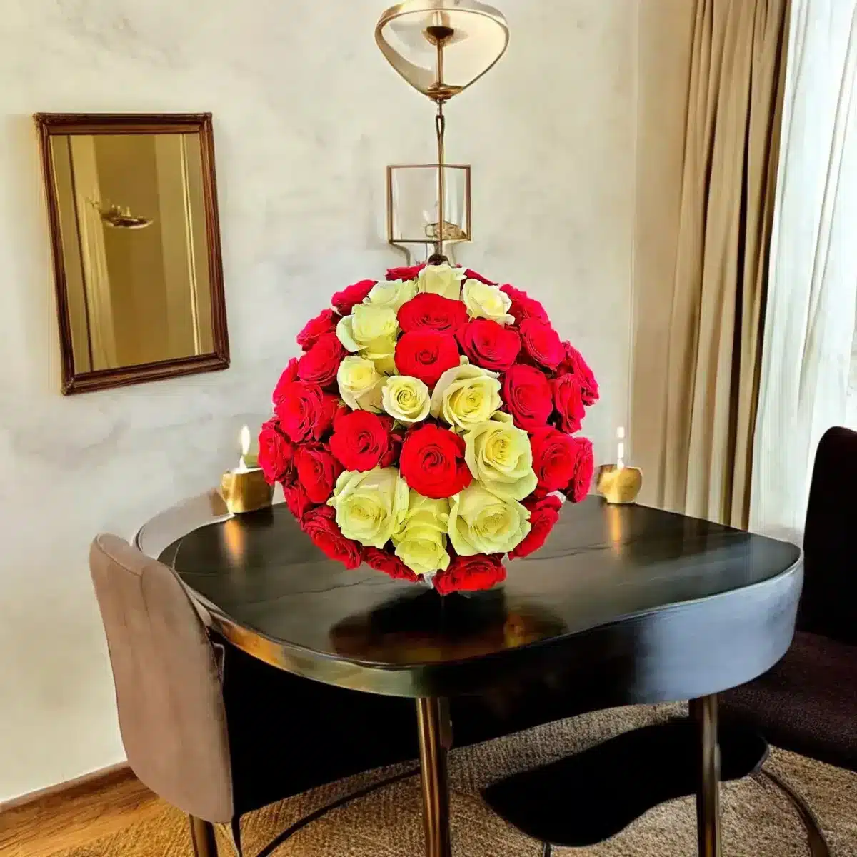 bouquet roses Genève, composition bicolore de roses rouges et blanches sceau de velours