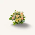 bouquet minuit pale geneve avec roses crème, oeillets pêche, gypsophile et sédum, composition pastel élégante