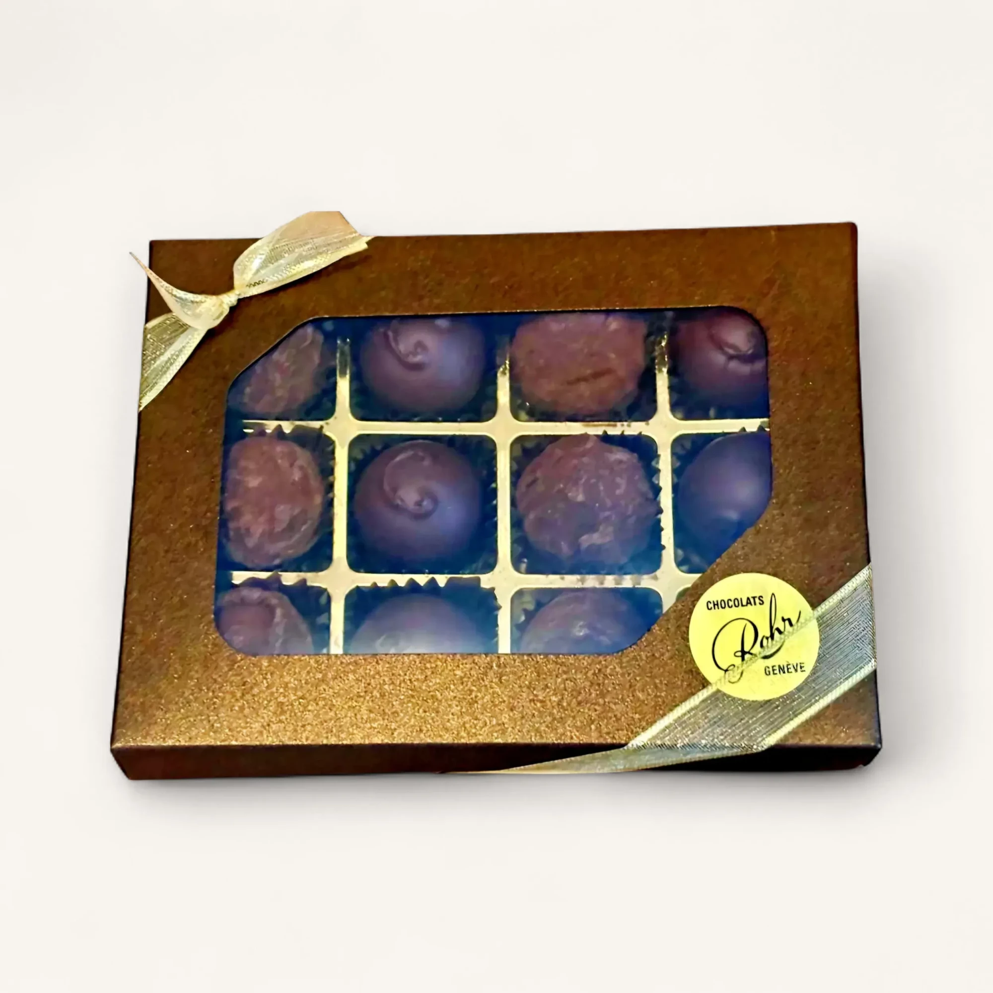 JTJCYnZGWTQlM0Q.webp truffes Genève Nocturne Praliné Rohr, boîte 12 chocolats artisanaux avec ruban argenté