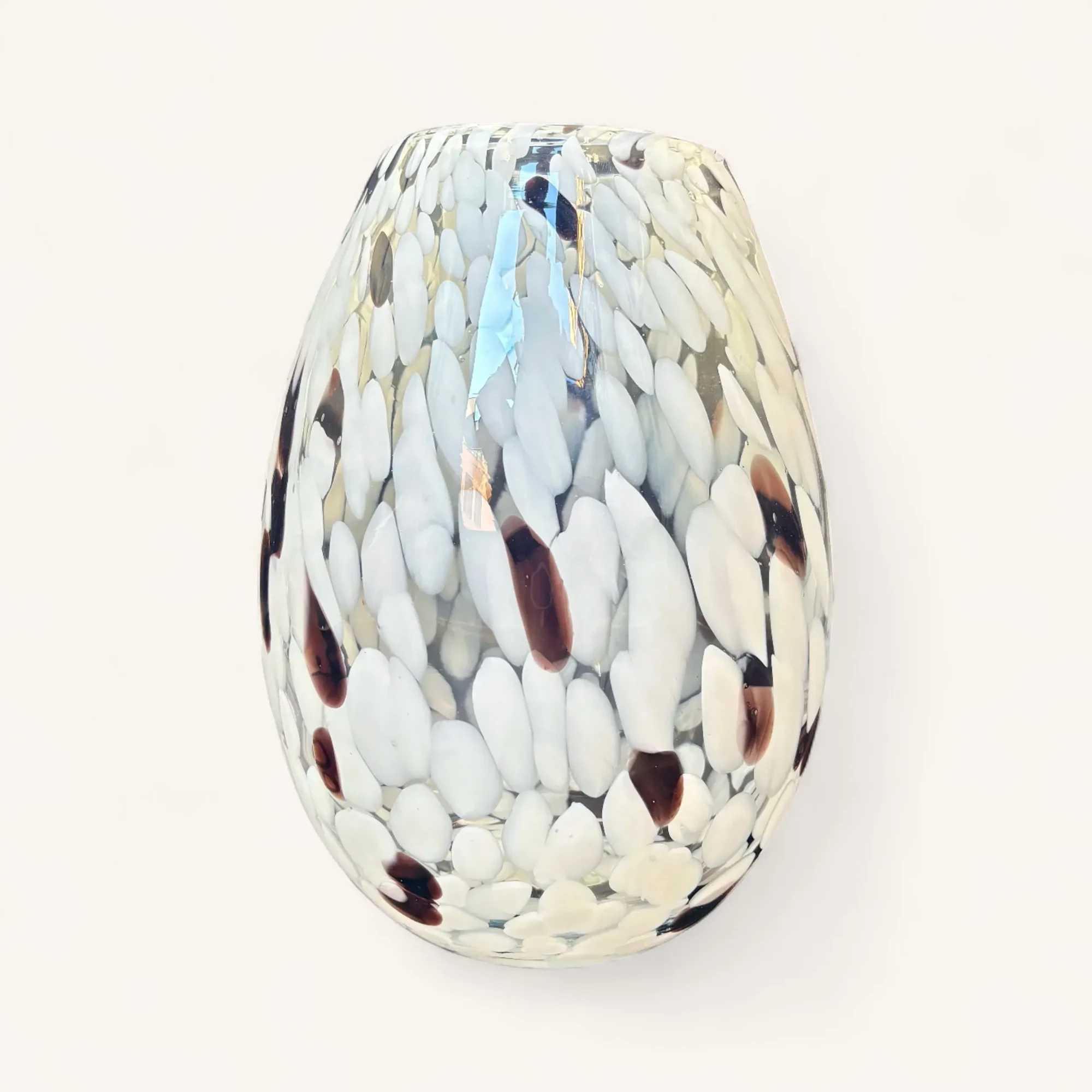 JTNE-114.webp vase galets nocturnes Genève en verre moucheté blanc et brun, silhouette ovoïde, texture nacrée