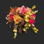 bouquet noel etamine carminée amaryllis, roses fuchsia, orchidée tachetée et feuillage doré — composition festive à Genève