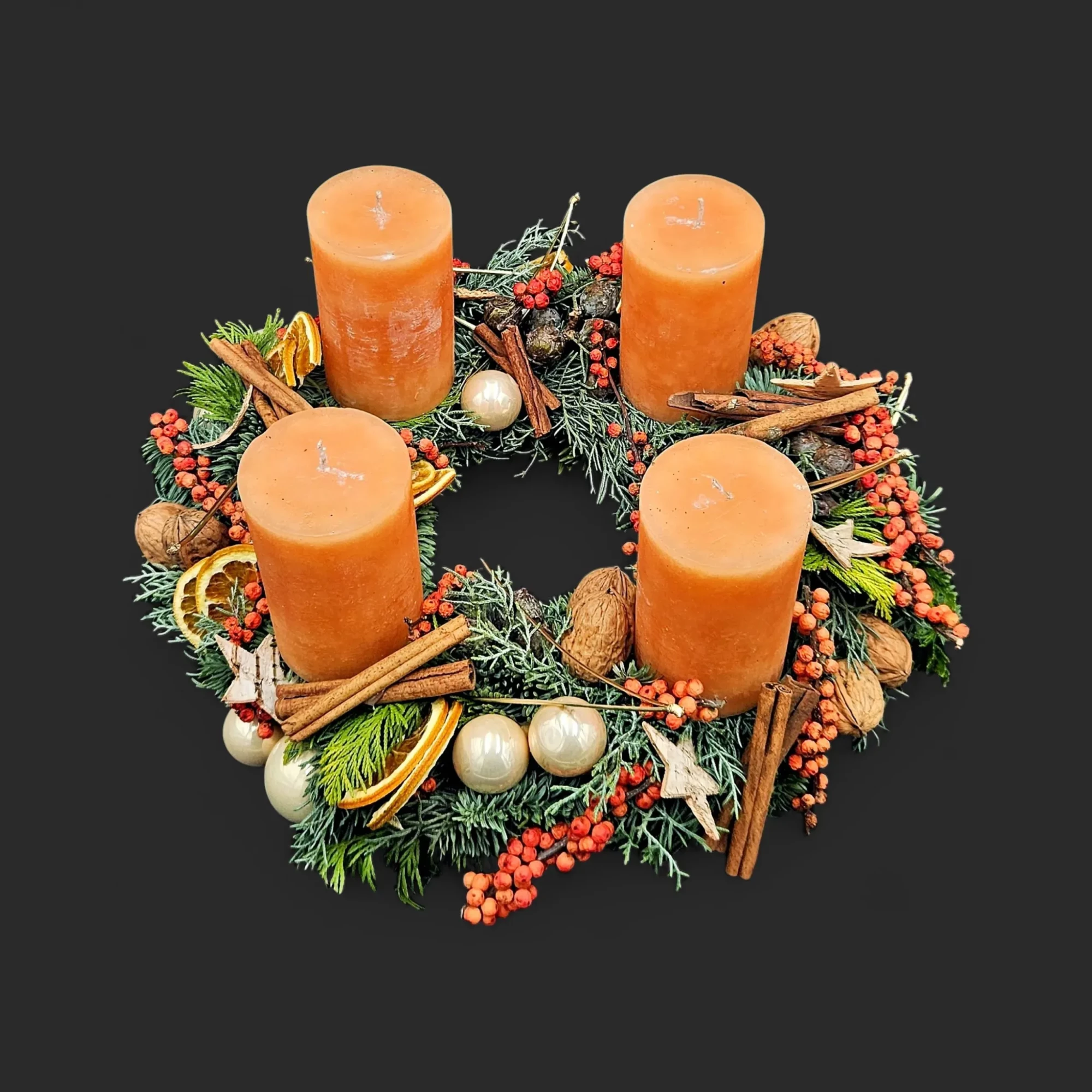 JTNE-142.webp cannelle charbonnée, couronne de l'Avent verte avec 4 bougies mandarine, oranges séchées et décorations