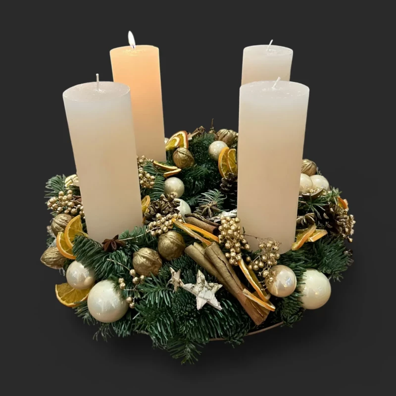ivoire d'hiver Genève : couronne de l'Avent blanche avec sapin, orange séchée, cannelle, anis, pommes de pin et bougies ivoire