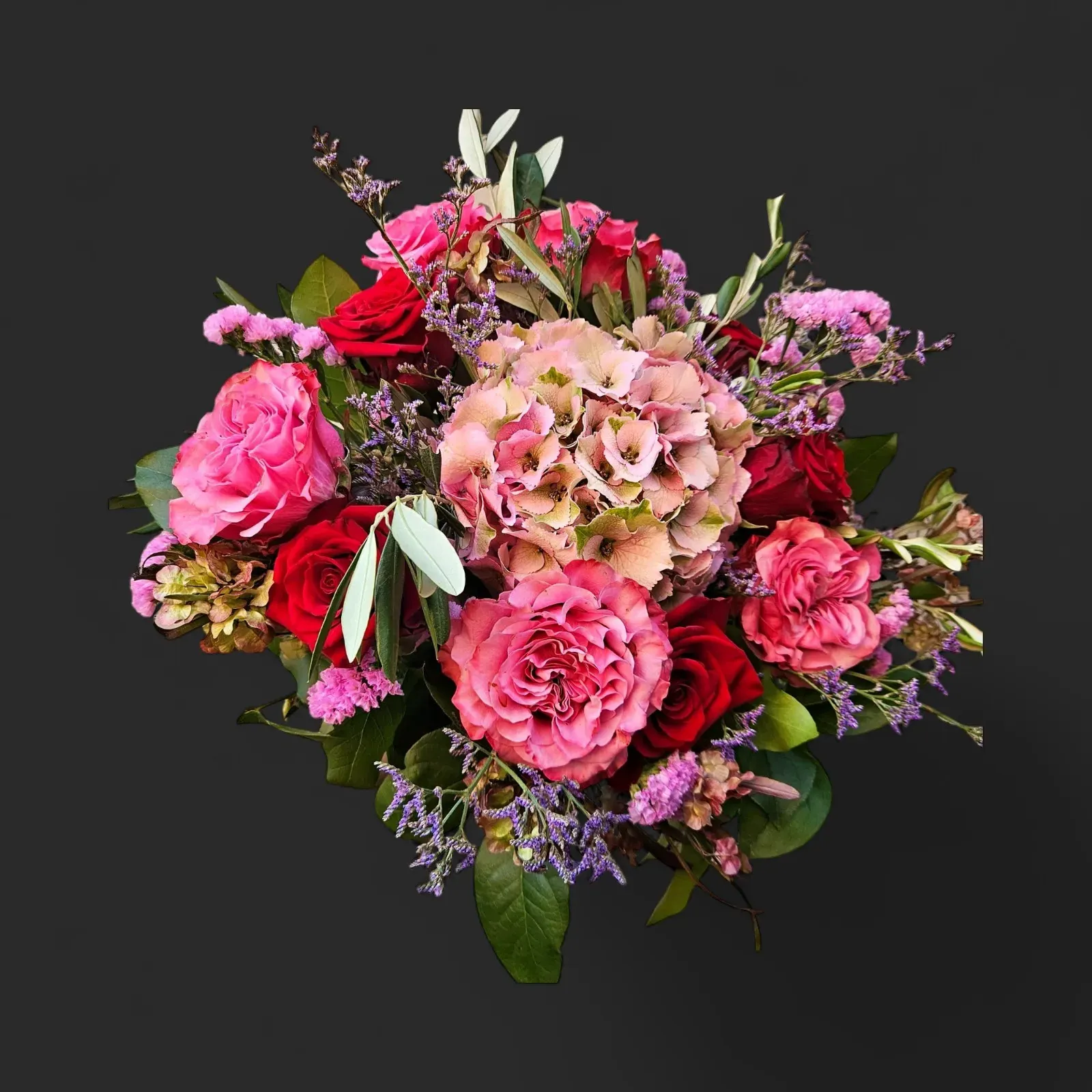 JTNE-28.webp bouquet roses Genève Légende d'Aurore avec hortensia et limonium, composition romantique et colorée
