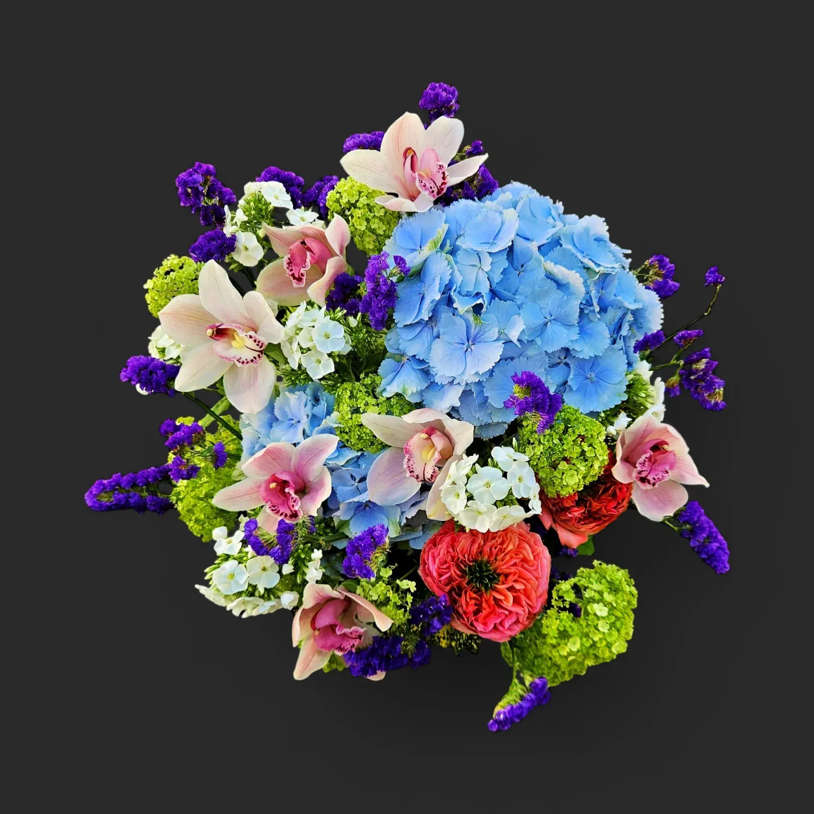 JTNE-37.webp bouquet Genève avec cymbidiums roses, hortensias bleus, renoncules rouges et statice violet – Mélodie d'Équinoxe