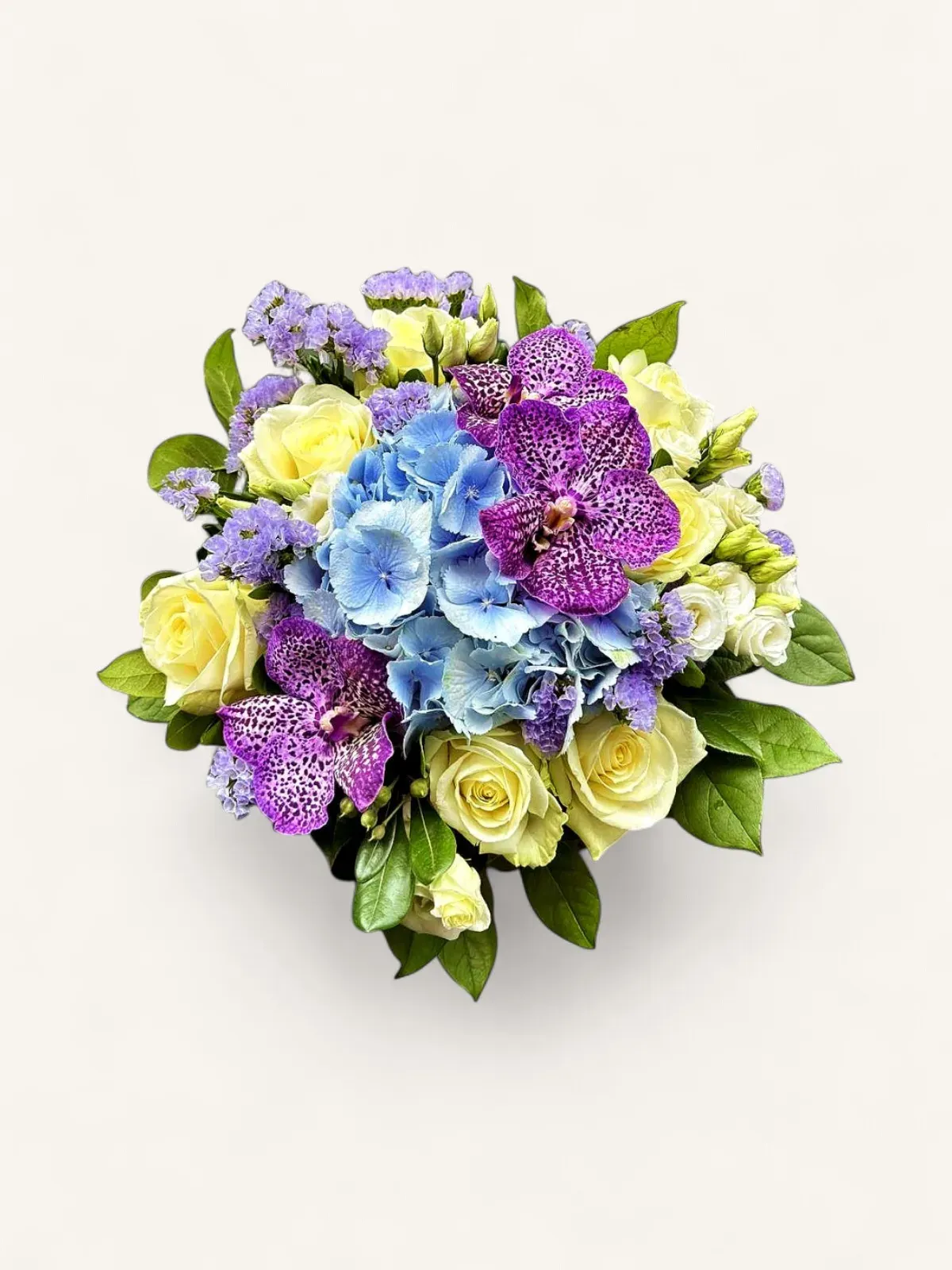 JTNE-40.webp bouquet orchidée Genève — orchidées mauves, hortensias bleus et roses crème, composition pastel élégante