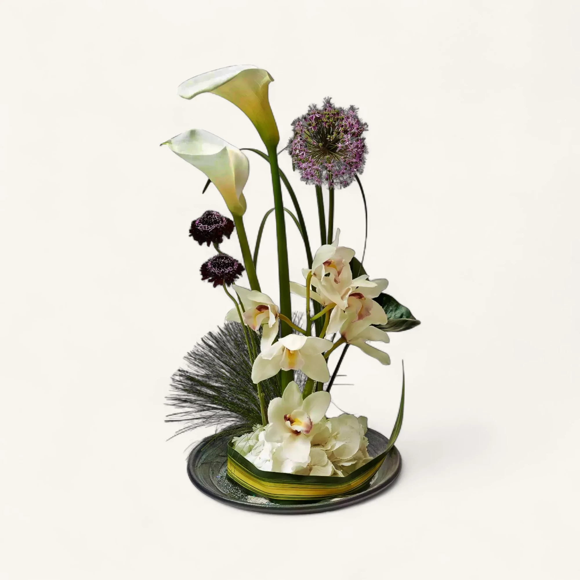 JTNE-98.webp arrangement blanc Genève Porcelaine Zénithale avec callas, cymbidiums et hortensias sur base argentée