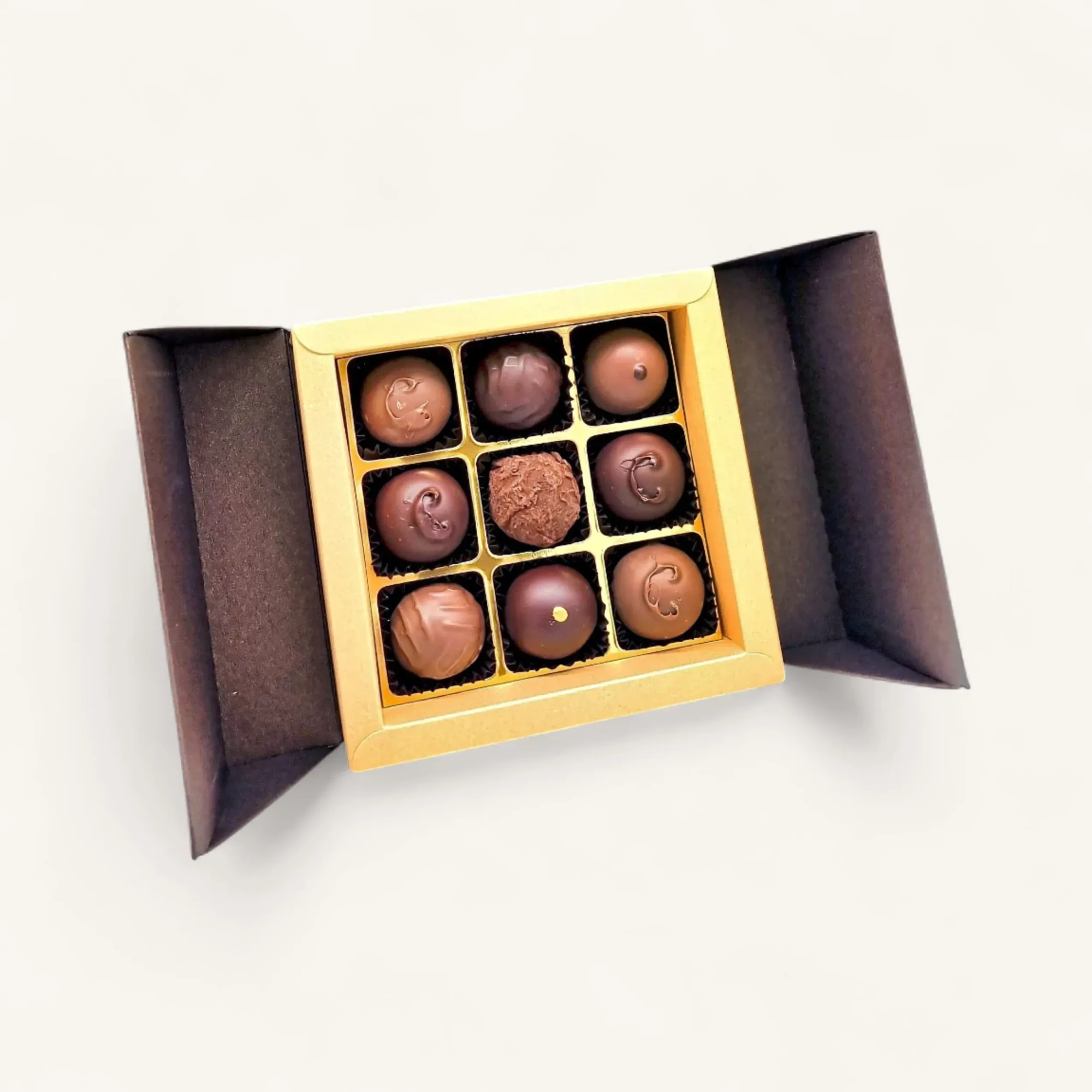 MkJ4dyUzRA.webp ruban de sepia geneve - coffret de 9 truffes au champagne en boîte dorée, cadeau gourmand à Genève