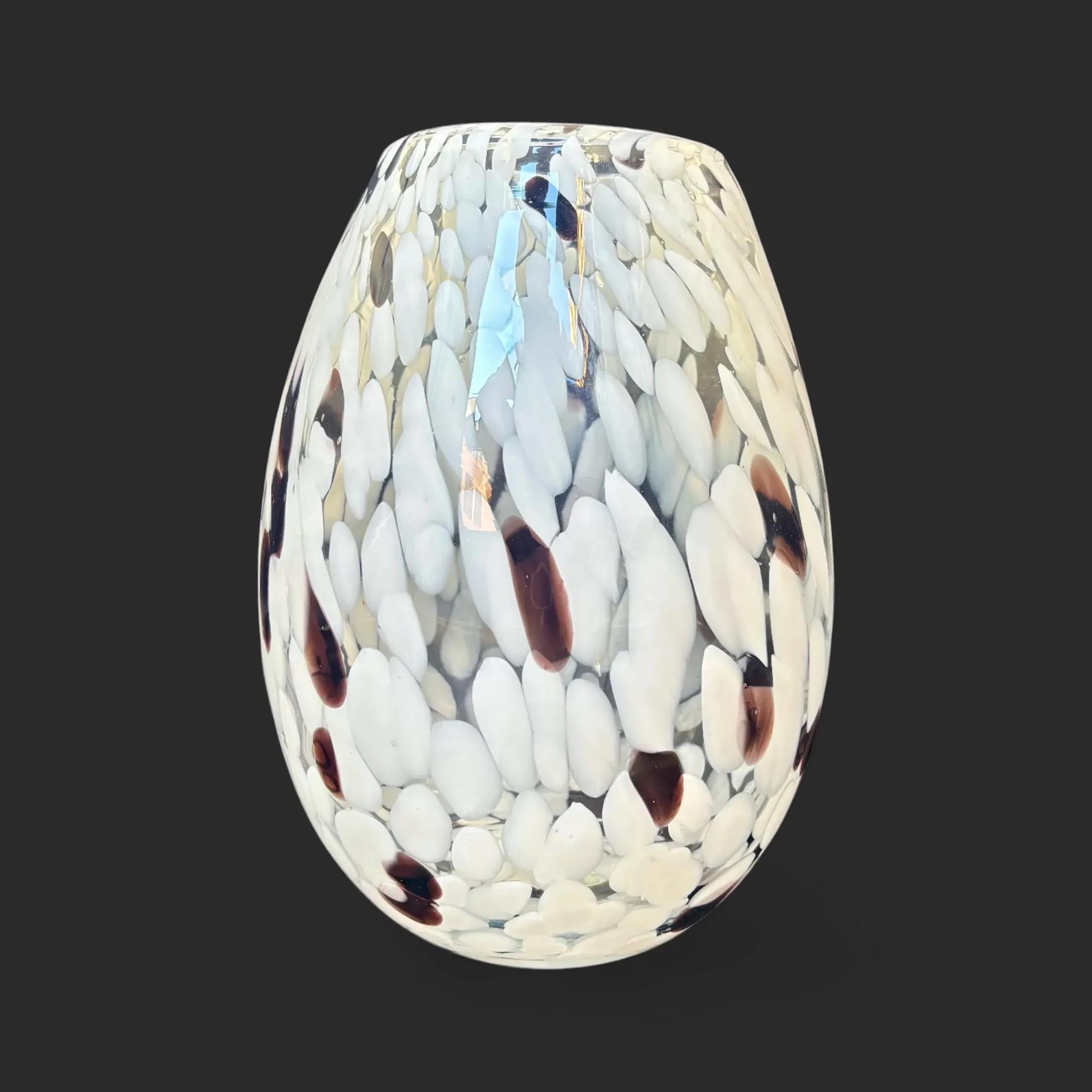 NGMlM0Q-1.webp vase galets nocturnes Genève en verre moucheté blanc et brun, silhouette ovoïde, texture nacrée