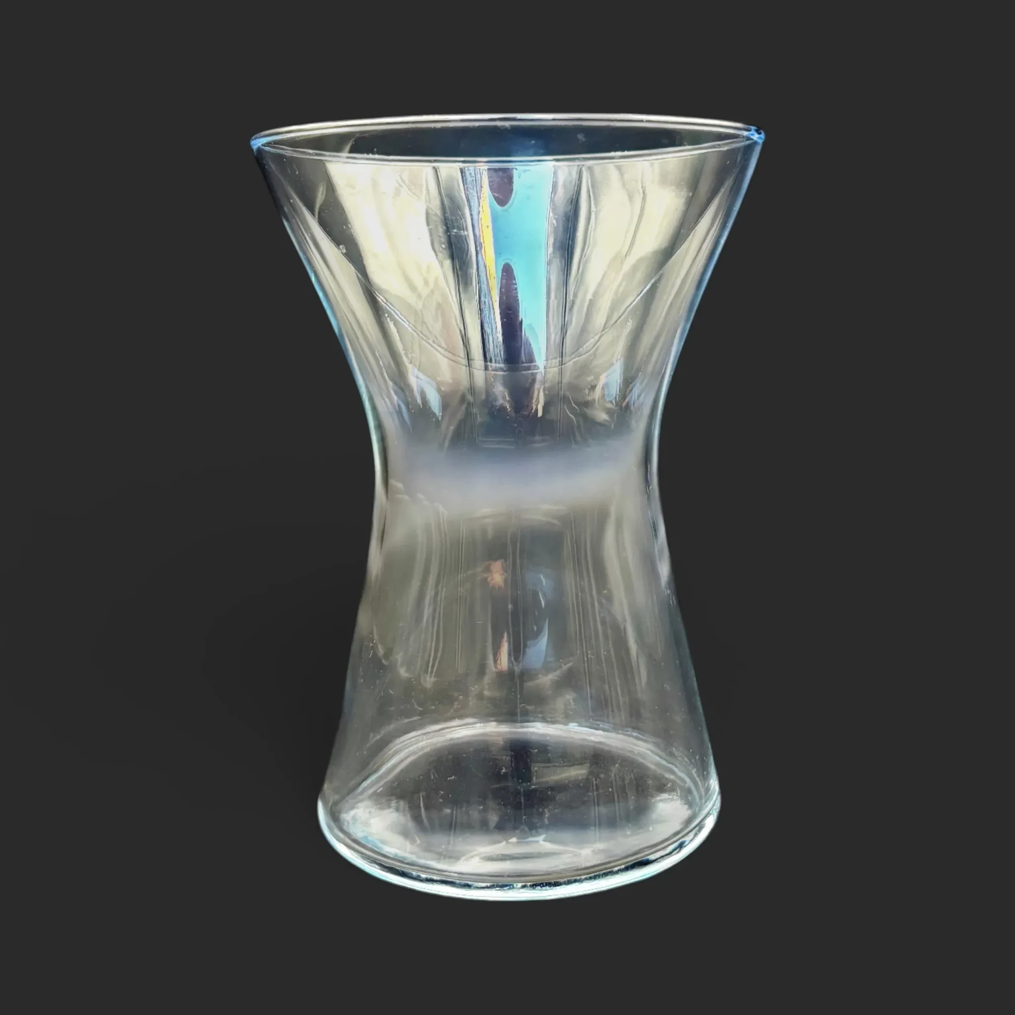 OUUlM0Q.webp vase en verre sablier Genève Hyaline, écrin de cristal transparent mettant en valeur les bouquets