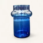 vase cobalt Genève en verre soufflé bleu translucide, cylindre élégant prêt à accueillir un bouquet poétique