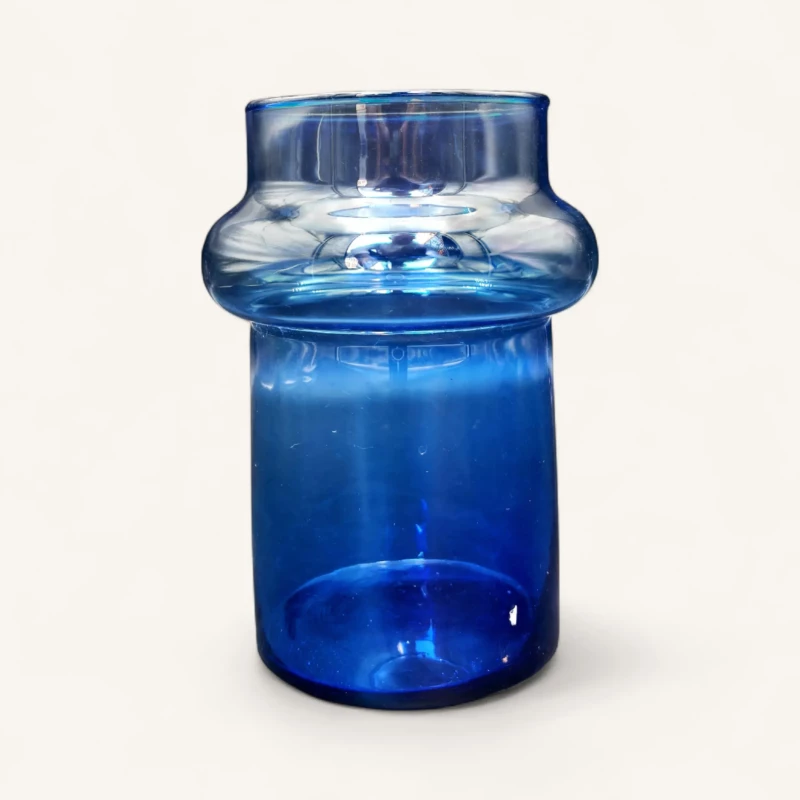 vase cobalt Genève en verre soufflé bleu translucide, cylindre élégant prêt à accueillir un bouquet poétique