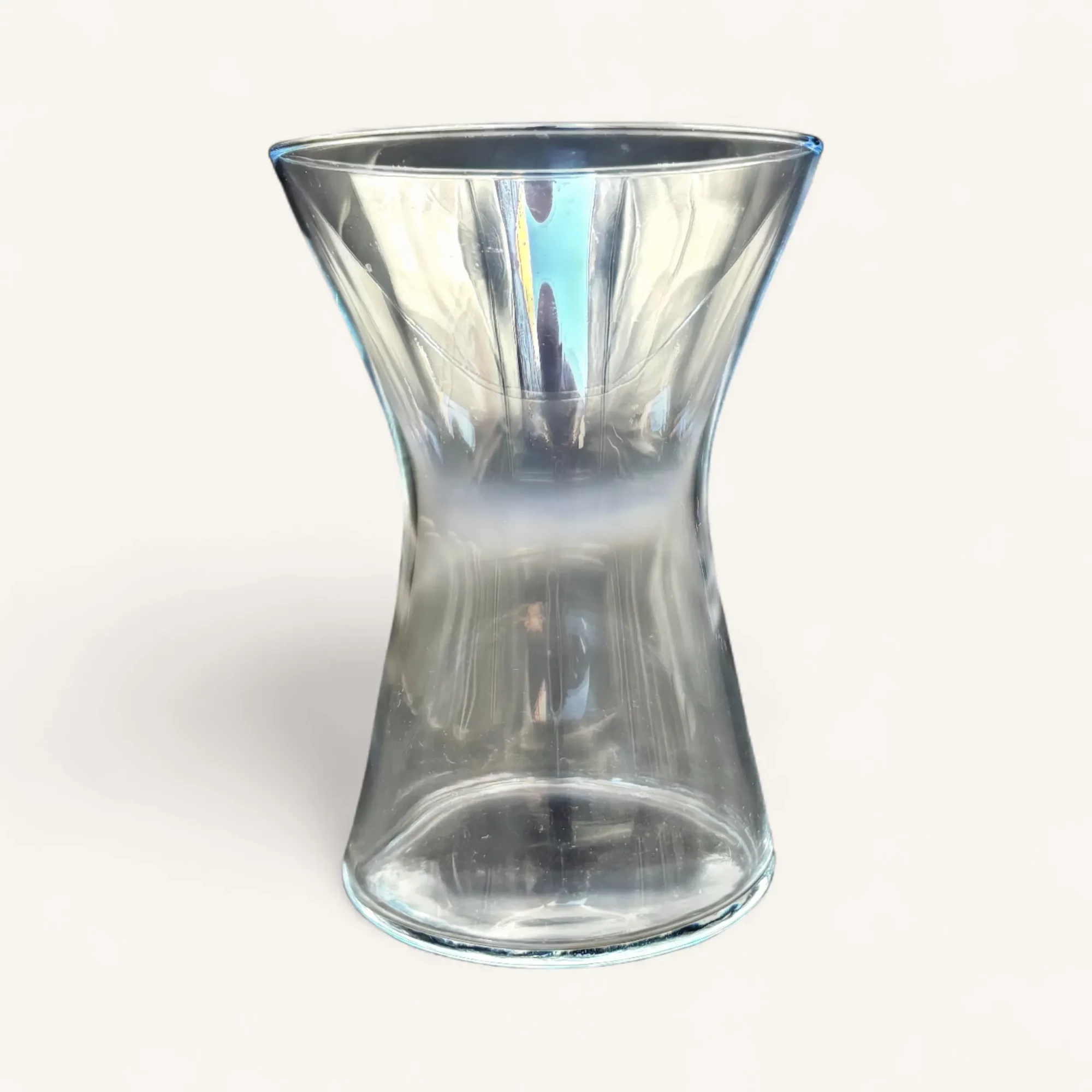RA-116.webp vase en verre sablier Genève Hyaline, écrin de cristal transparent mettant en valeur les bouquets