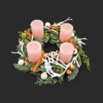 rhapsodie d'aiguilles : couronne de l'Avent en sapin avec 4 bougies rose poudré, cannelle et pommes de pin sur fond noir