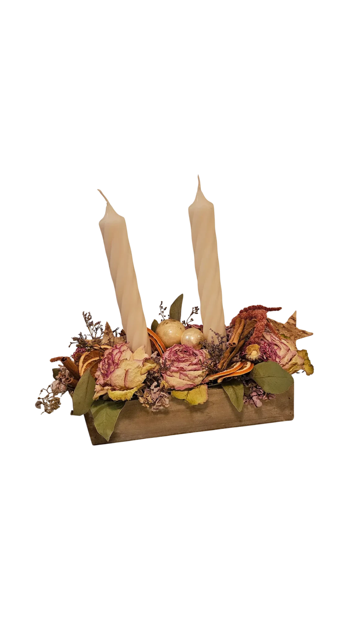 RA-129.webp ambre de bise Genève : centre de table en fleurs séchées avec roses, hortensias, limonium, orange confite et deux bougies torsadées