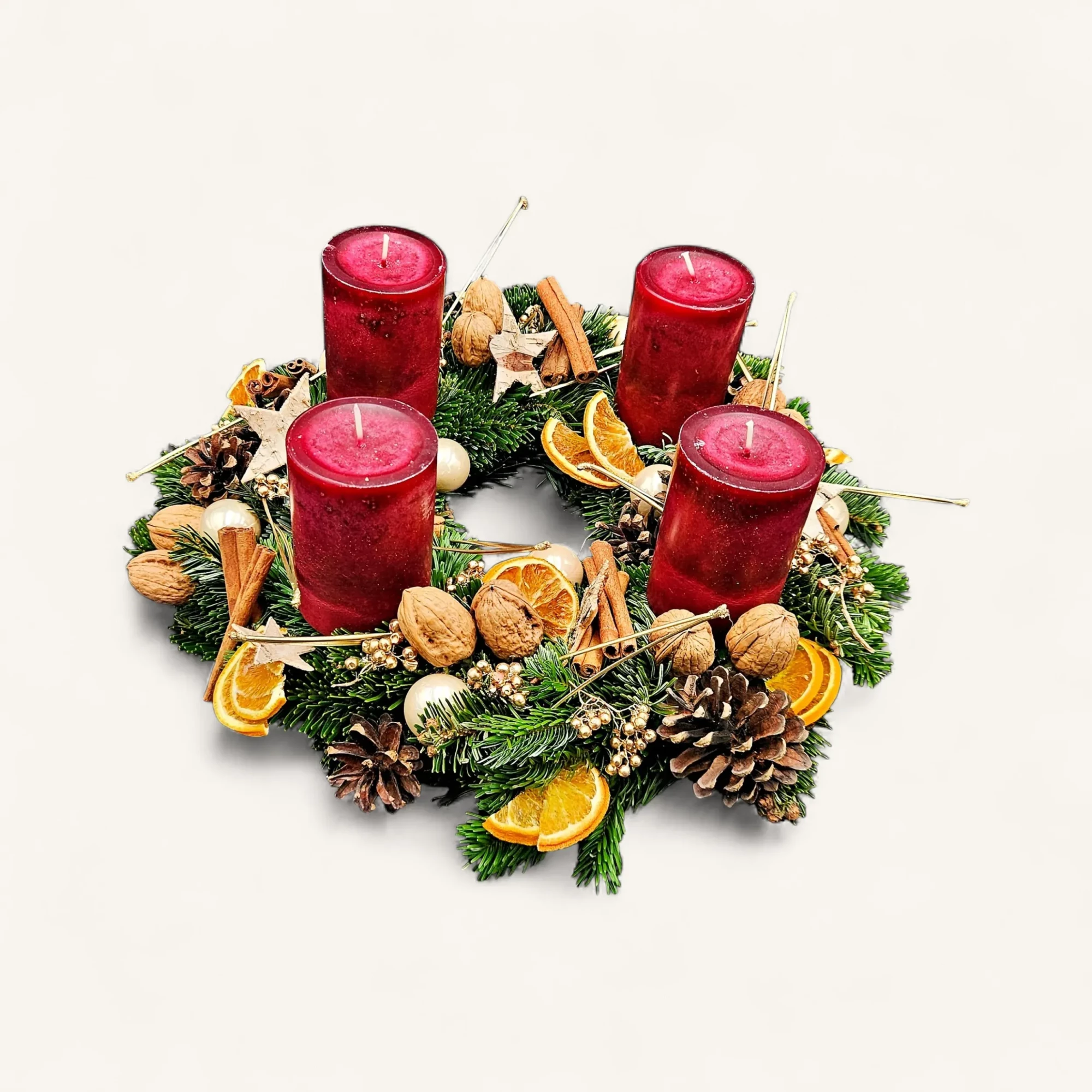 RA-137.webp ambre des sapins couronne de Noël en sapin avec oranges séchées, cannelle et 4 bougies bordeaux