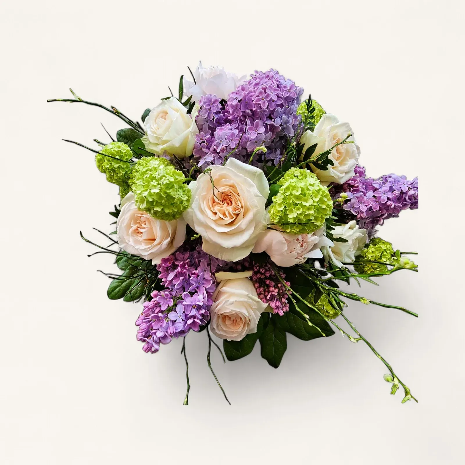 RA-34.webp bouquet pastel geneve – roses crème, lilas mauve et hortensias verts, élégance printanière