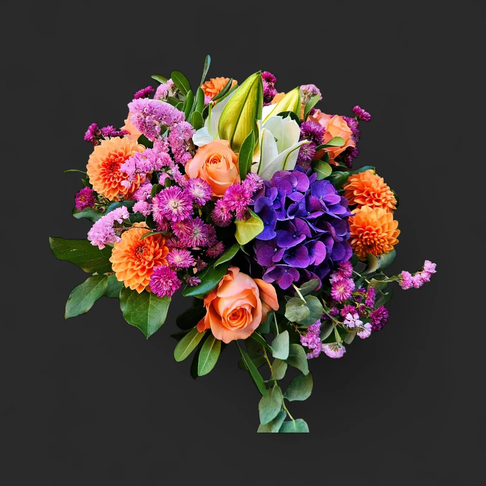 RA-37.webp bouquet coloré Genève : dahlias orangés, roses pêche, lys blancs et hortensia violet en composition élégante