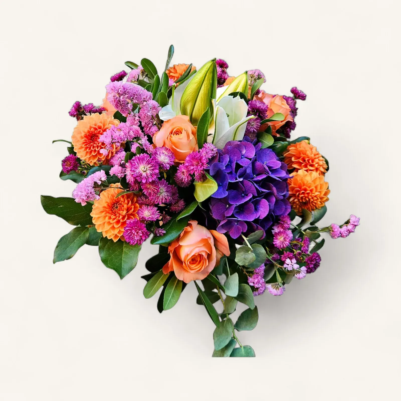 RA-38.webp bouquet coloré Genève : dahlias orangés, roses pêche, lys blancs et hortensia violet en composition élégante
