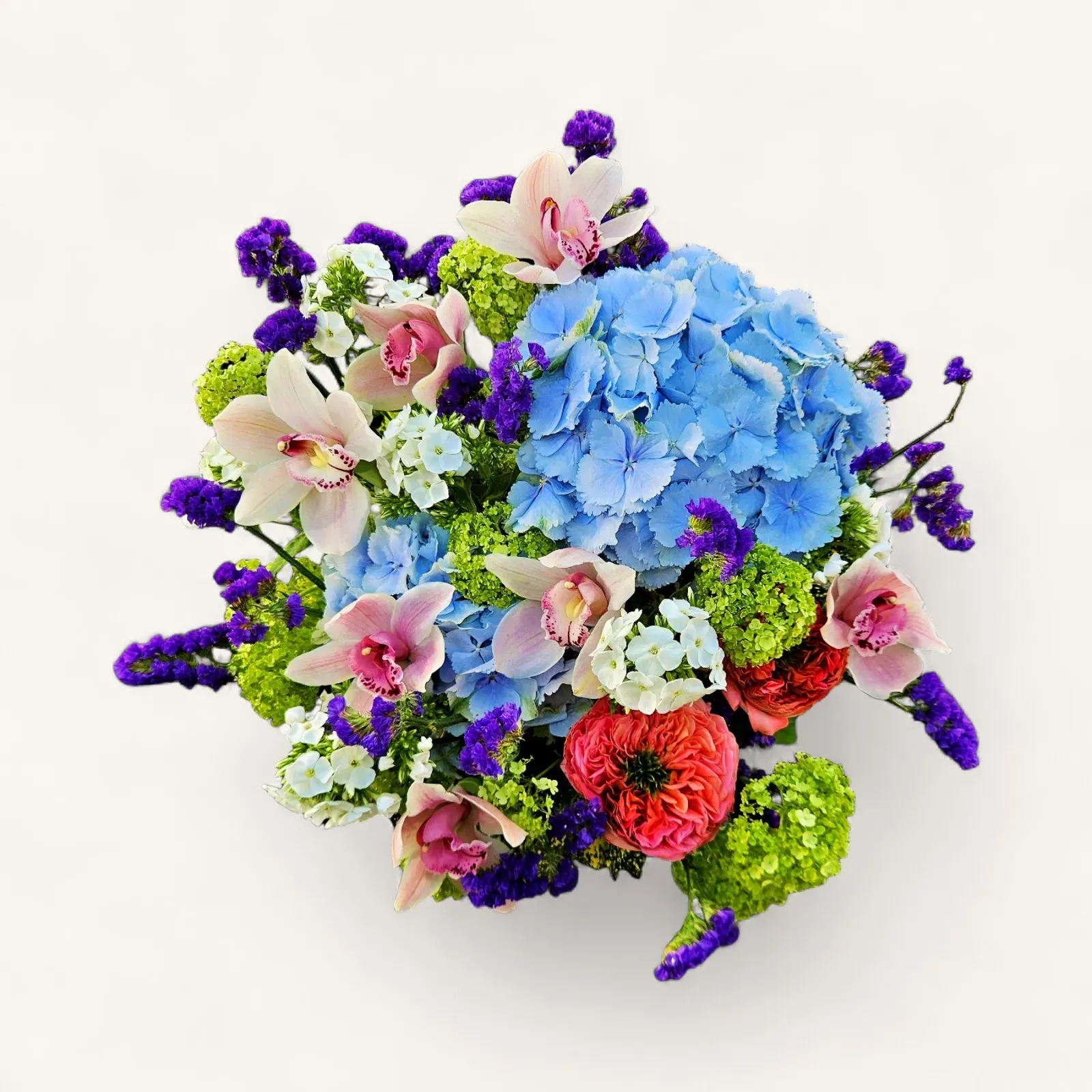 RA-44.webp bouquet Genève avec cymbidiums roses, hortensias bleus, renoncules rouges et statice violet – Mélodie d'Équinoxe